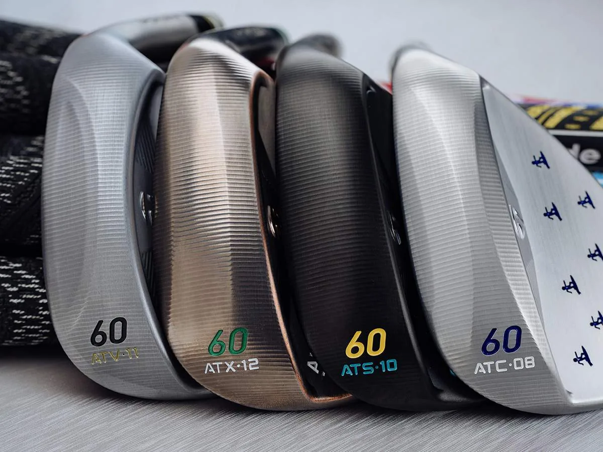 Vier TaylorMade Hi-Toe Wedges mit 60 Grad Loft nebeneinander, Sohlenschliffe ATV·11, ATX·12, ATS·10 und ATC·08 in vier Oberflächen